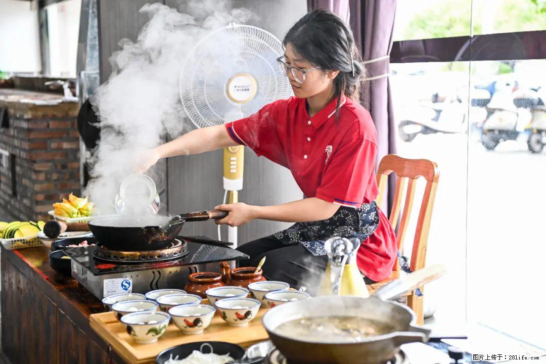 全网追的“扁担女孩”,找了一份暑假工,时薪12元 - 仙桃生活资讯 - 仙桃28生活网 xiantao.28life.com